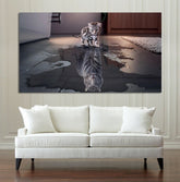 TPFLiving Poster Leinwand / Süße Katze - Tiger Reflexion im Wasser in Grau und Braun / Motiv in verschiedenen Größen - OHNE Rahmen - Modell FB036